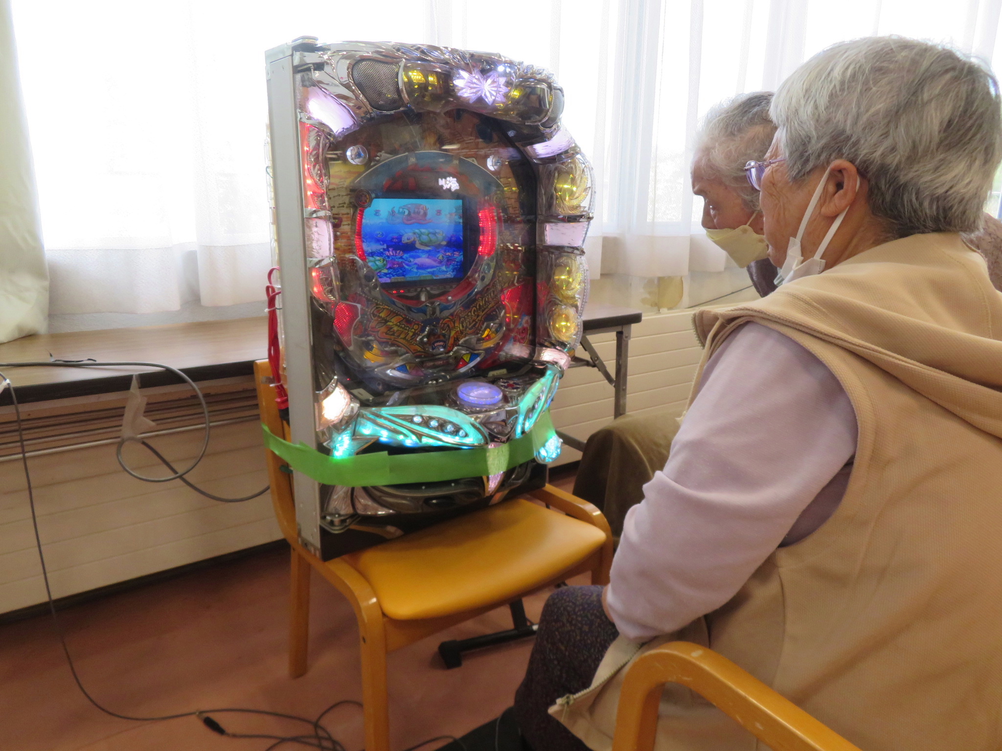 群馬県内のデイサービスで機能訓練用パチンコを利用している様子