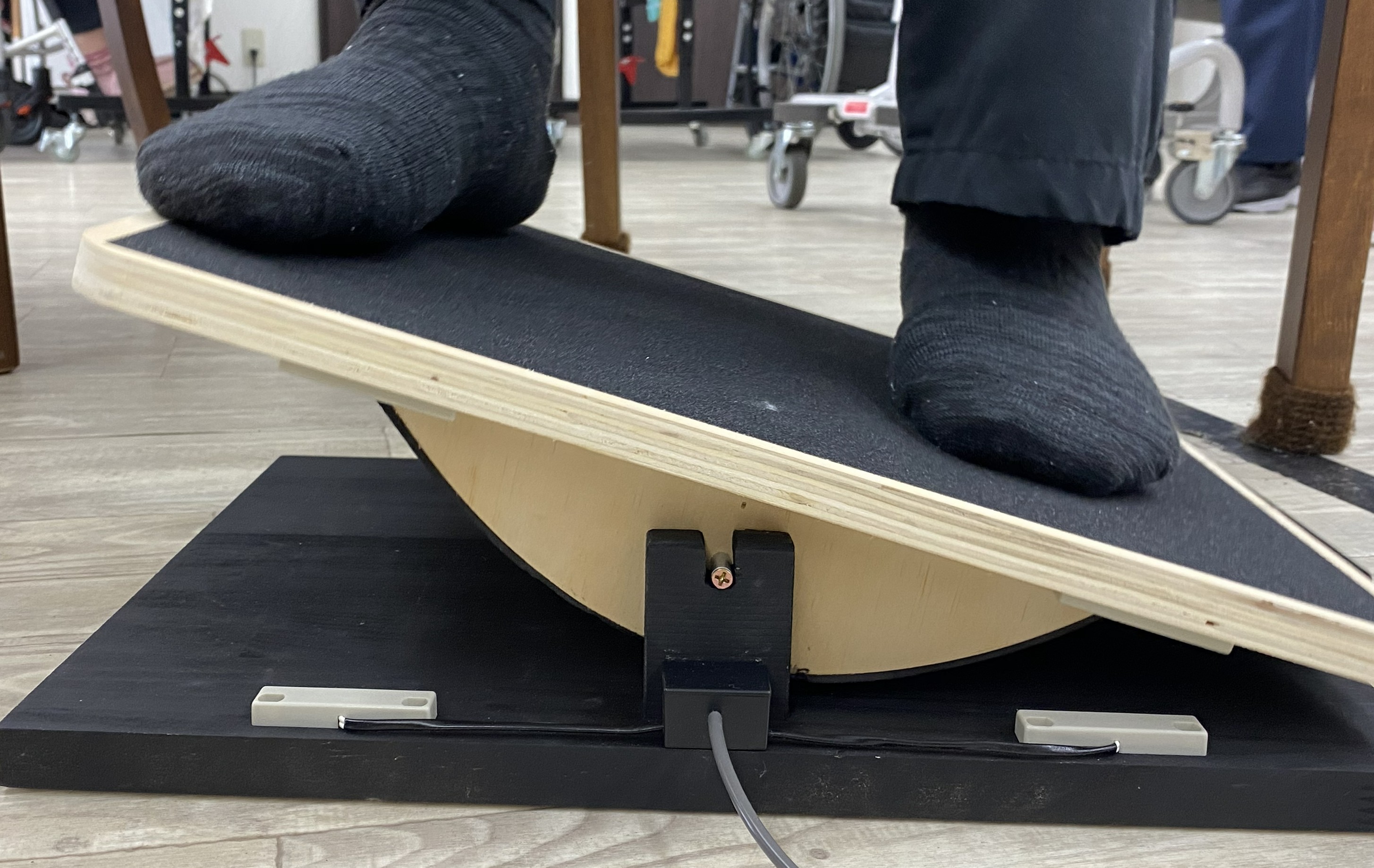 木製バランスボードを使った重心移動・体幹トレーニングのイメージ