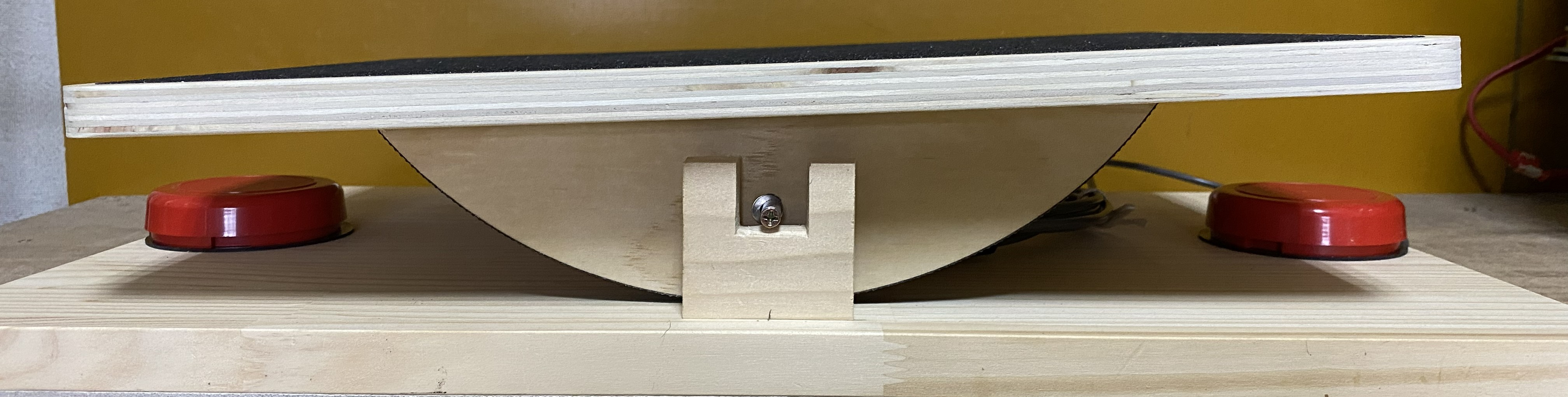 傾斜を活かした足踏み型バランストレーナー試作モデル