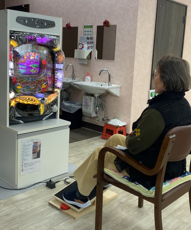 完成した試作機を実際に施設利用者様に試していただいている様子