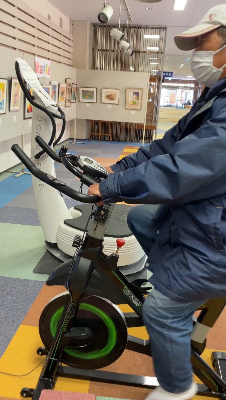 自転車型機能訓練パチンコを利用している様子 2