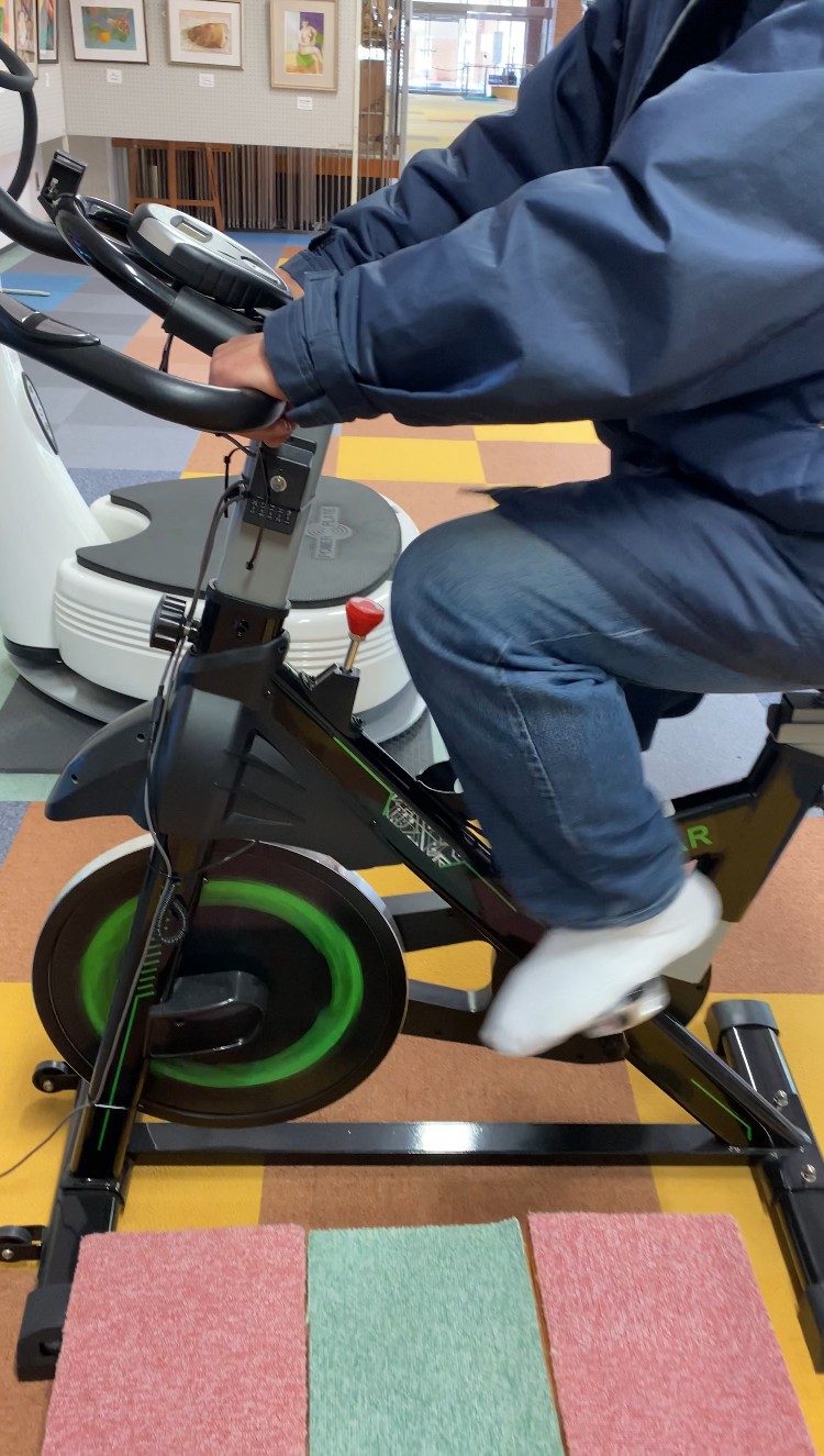 自転車型機能訓練パチンコを利用している様子 3