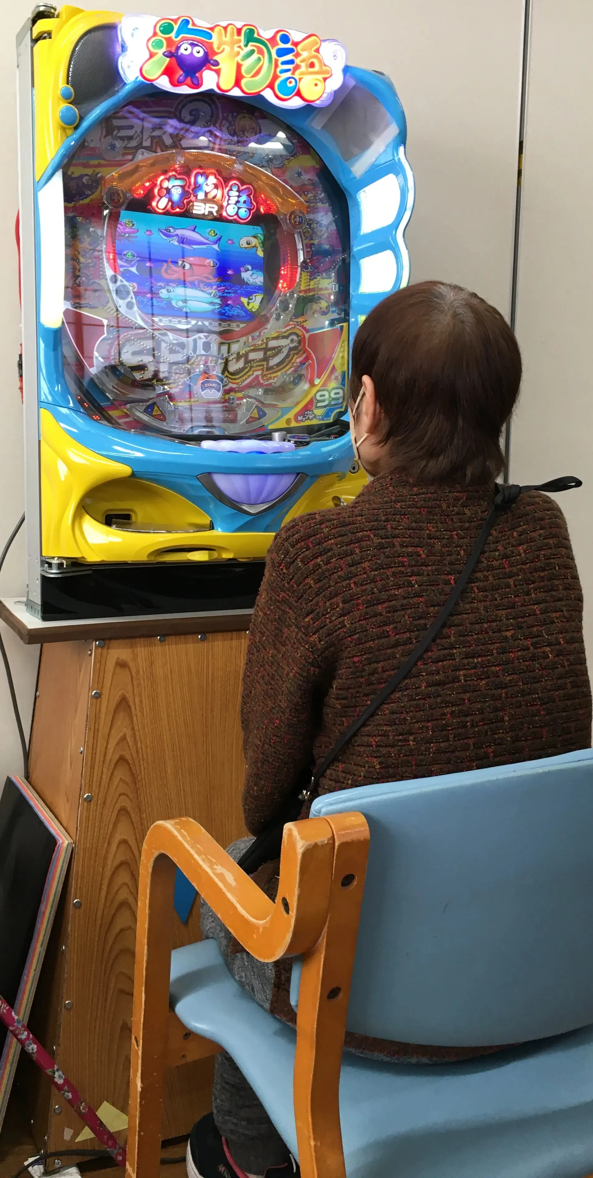 福祉施設内で家庭用パチンコ台を設置し、利用者が操作している様子（設置イメージ）