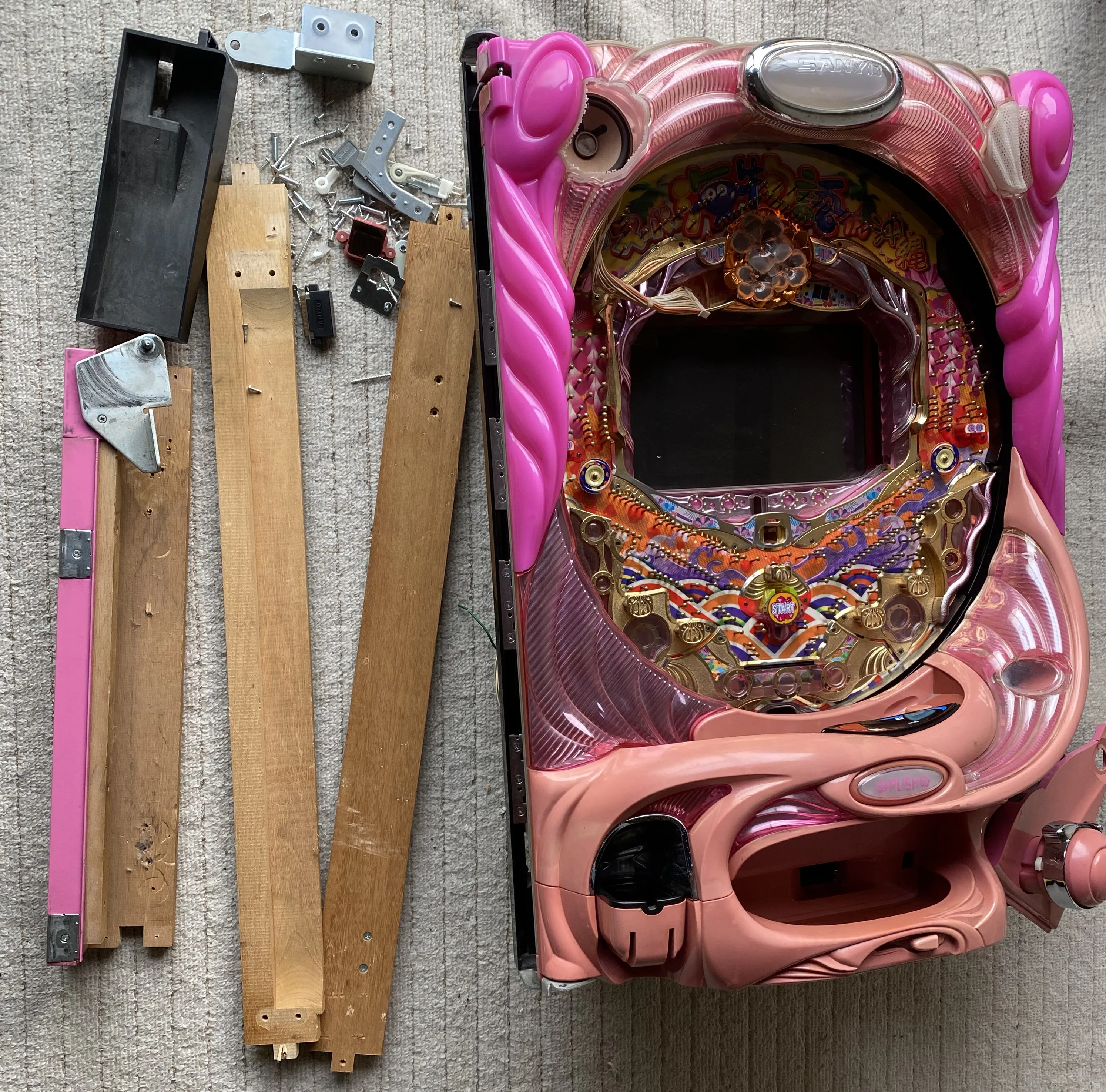 回収をお断りする場合がある破損例：本体が分解され、部品・木材・ネジ類がバラバラの状態