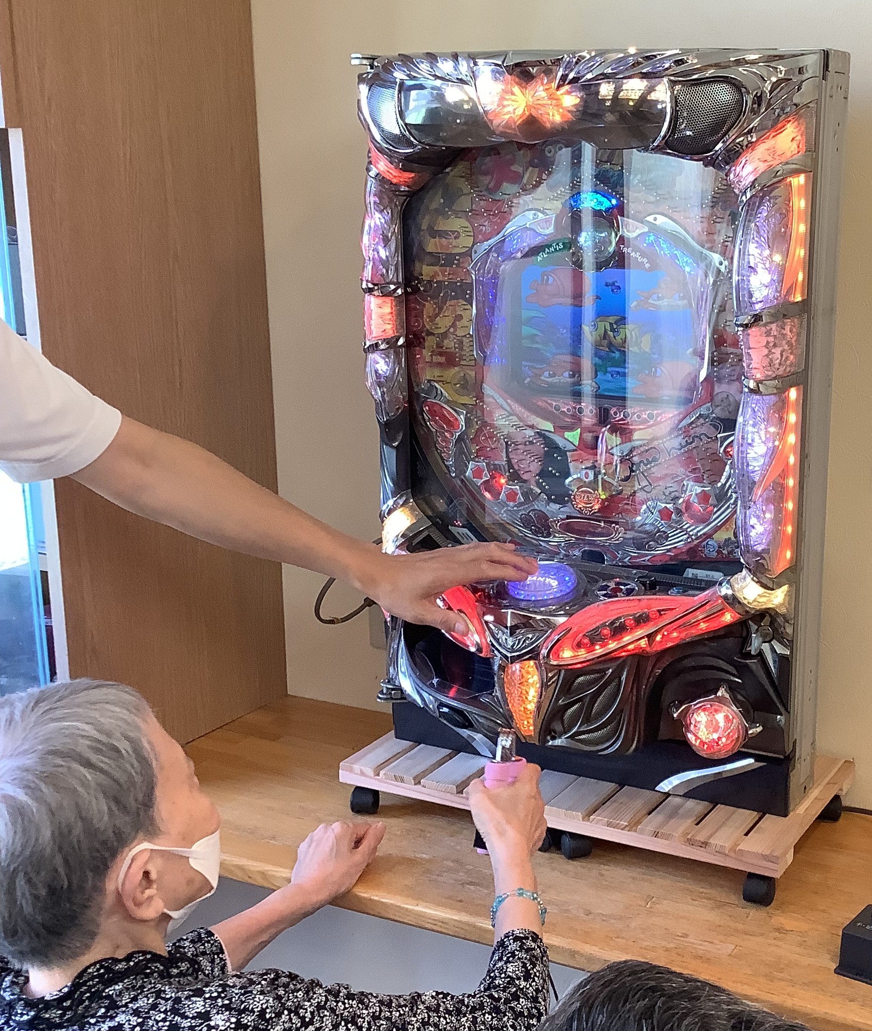 機能訓練用パチンコ本体と器具を操作する利用者様