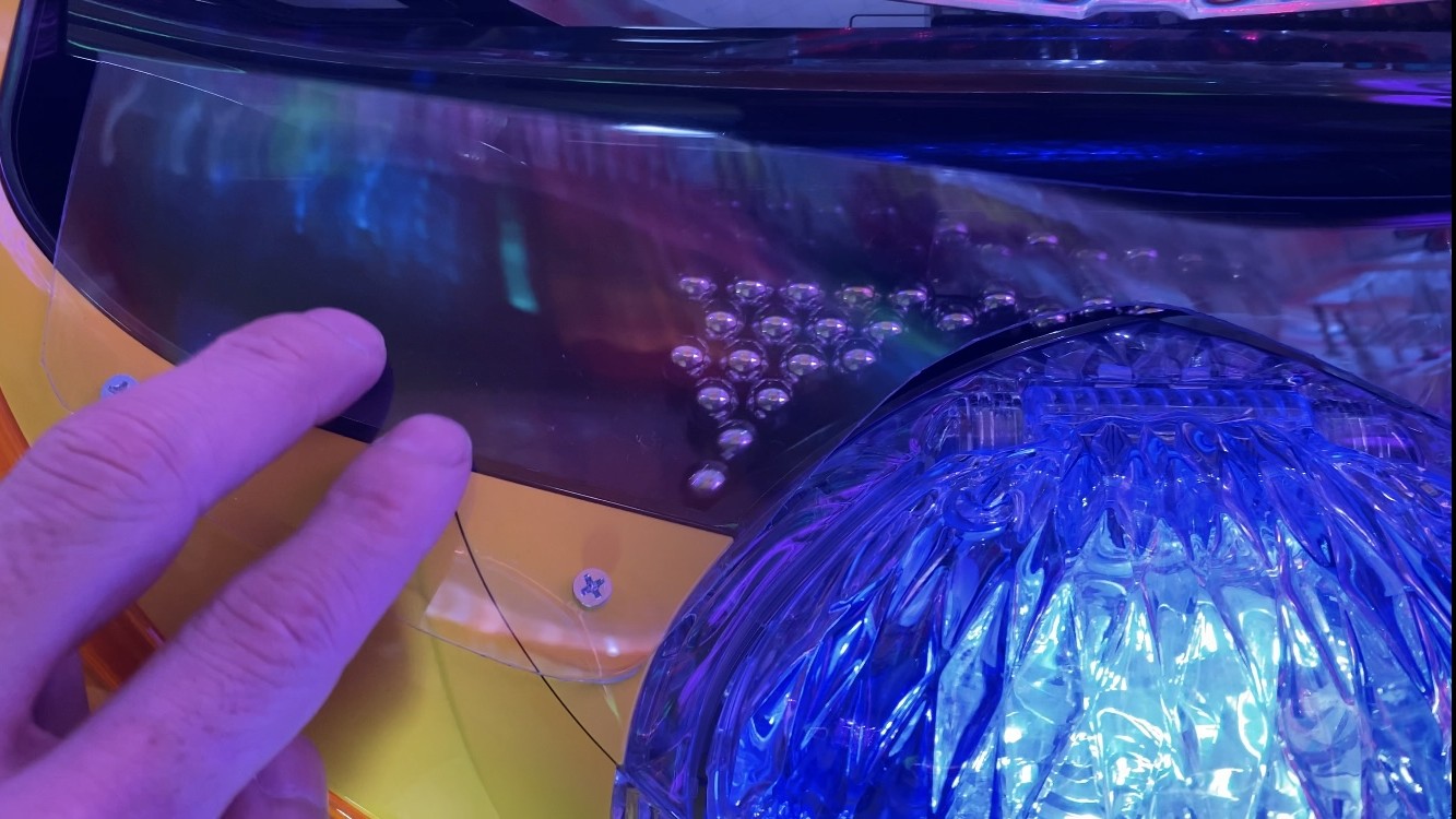 福祉施設向けパチンコに装着された誤飲・飛び出し防止カバー